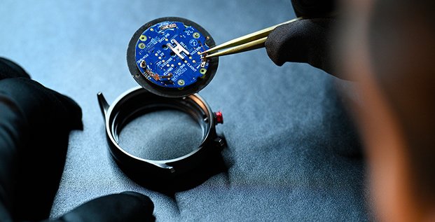 la PME a commercialisé une montre hybride (à aiguilles) connectée, conçue et assemblée à Besançon, en partenariat avec le groupe américain TIMEX, en novembre 2023.