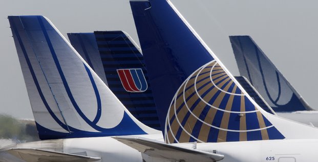 Un avion de continental airlines est gare a cote d'avions de united airlines a chicago