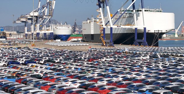 Des voitures destinees a l'exportation sont stationnees dans un terminal du port de yantai