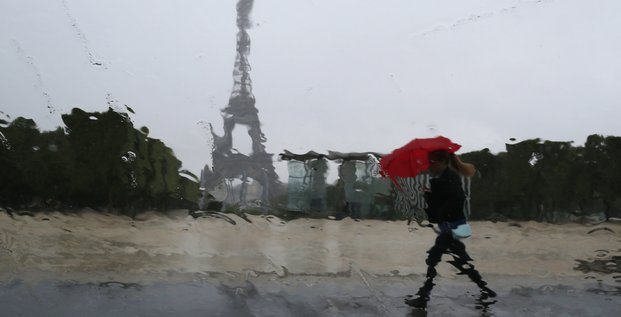 France: fortes pluies a paris, des stations de metros inondees