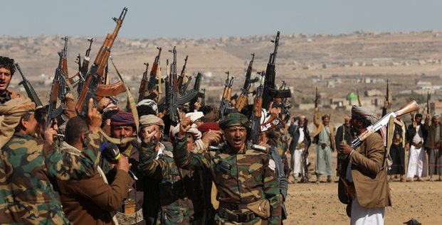 Des combattants houthis manifestent contre les frappes militaires menees par les etats-unis, pres de sanaa, au yemen