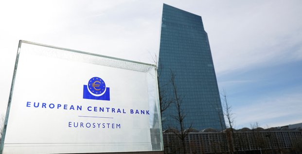 Le logo de la banque centrale europeenne (bce) devant son siege a francfort