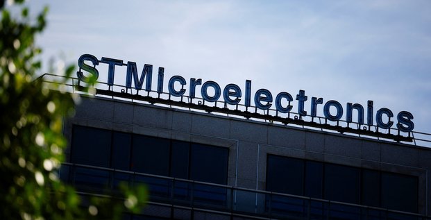 Le logo de stmicroelectronics est visible a l'exterieur d'un batiment de l'entreprise a montrouge