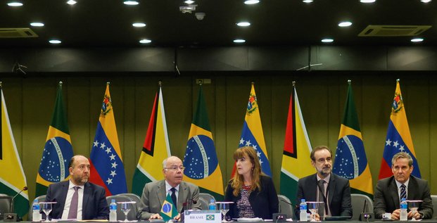 Le ministre brésilien des Affaires étrangères Mauro Vieira, le ministre vénézuélien Yvan Gil et le ministre guyanien des Affaires étrangères Hugh Todd