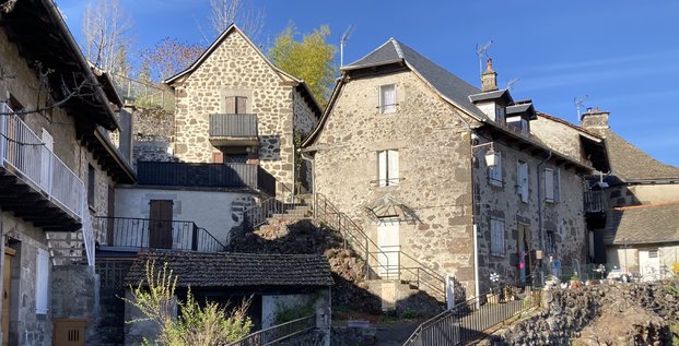 Le Cantal avec ses maisons traditionnelles en pierre comptent une forte proportion de passoires thermiques.