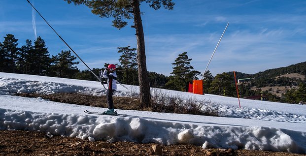 À Gréolières (Alpes- Maritimes), le manque  de neige en janvier perturbe le bon fonctionnement de la station de ski.