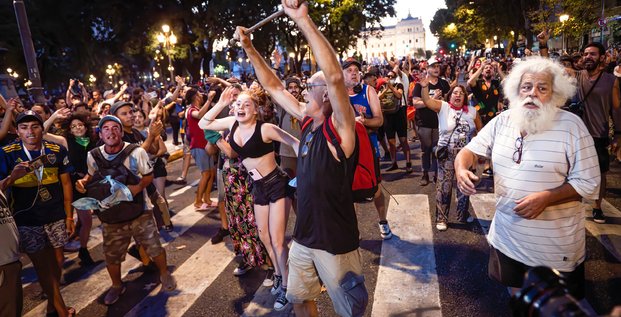 Des milliers d'Argentins sont descendus dans les rues de Buenos Aires le jour d'un débat pour protester contre le projet de réforme économique du président argentin Javier Milei, connu sous le nom de « projet de loi omnibus » au Congrès national.