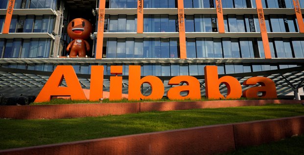 Le logo d'alibaba devant le siege du groupe a hangzhou, en chine