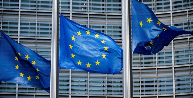 Les drapeaux de l'union europeenne flottent devant le siege de la commission europeenne a bruxelles, belgique