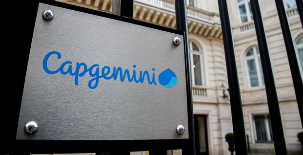 Le logo de capgemini est visible au siege de la societe a paris