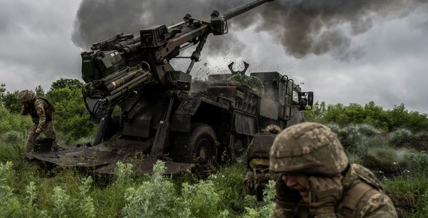 Des soldats ukrainiens tirent un obusier cesar vers des positions russes, pres d'avdiivka en ukraine