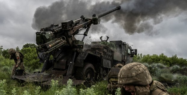 Des soldats ukrainiens tirent un obusier cesar vers des positions russes, pres d'avdiivka en ukraine