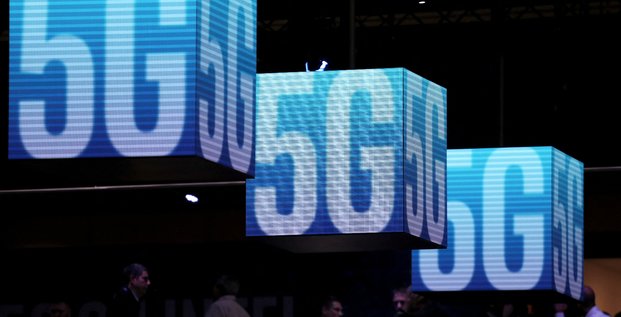 Photo d'archives des cubes suspendus affichant le logo 5g au mobile world congress a barcelone
