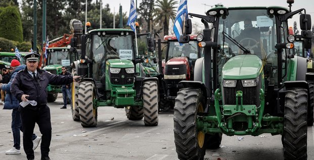 Les agriculteurs quittent athenes apres une manifestation