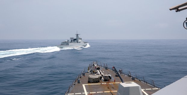 Un navire de guerre chinois navigue pres d'un destroyer americain dans le detroit de taiwan