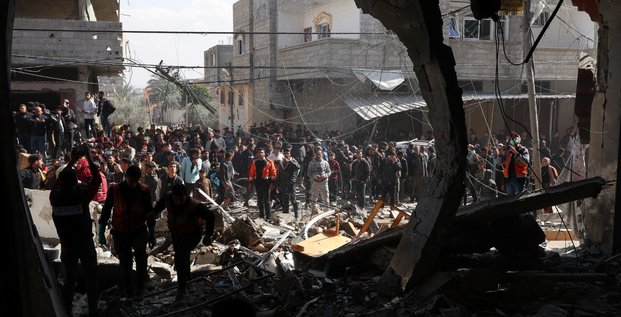 Des palestiniens se rassemblent sur le site d'une frappe israelienne a rafah, dans le sud de gaza
