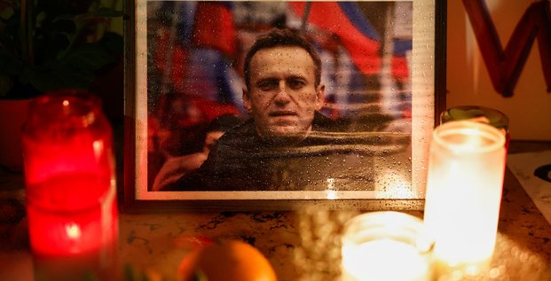 Des personnes assistent a une veillee apres la mort du leader de l'opposition russe alexei navalny, a paris