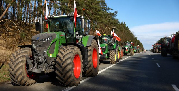 Des agriculteurs polonais bloquent l'autoroute frontaliere allemande