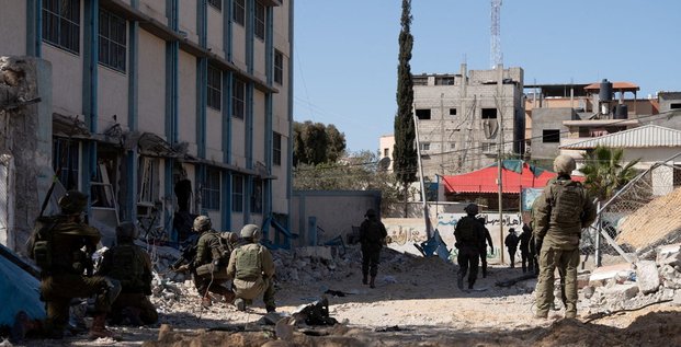 Des soldats israeliens dans un lieu indique comme l'hopital nasser a gaza