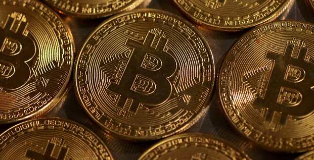 Des pieces de monnaie frappees du logo bitcoin