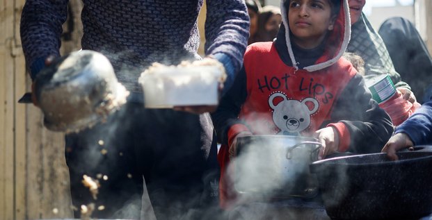 Distribution de nourriture par une soupe populaire a rafah, au sud de gaza