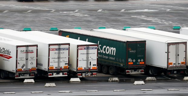 Un parking de camions-remorques a cherbourg