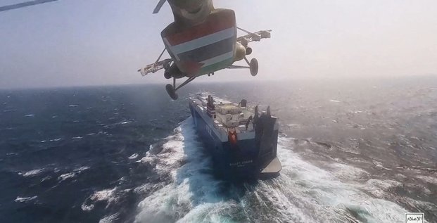 Un helicoptere militaire houthi survole un cargo en mer rouge