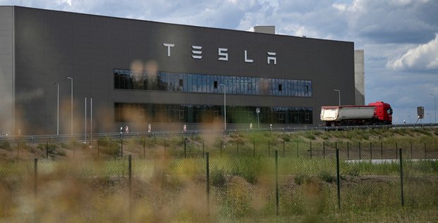 Vue generale de la mega-usine de tesla a gruenheide, en allemagne