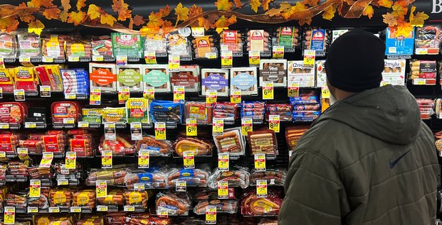 Une cliente regarde les produits alimentaires exposes dans un supermarche de chicago, illinois, etats-unis