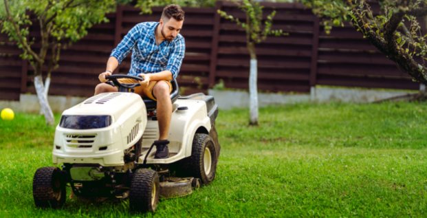 Cette tondeuse autoportée va simplifier l’entretien de votre jardin