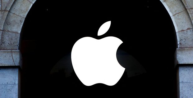 Le logo d'apple devant un apple store parisien