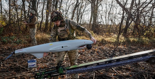 Un militaire des forces armees ukrainiennes installe un drone shark avant de le lancer dans la region de kharkiv