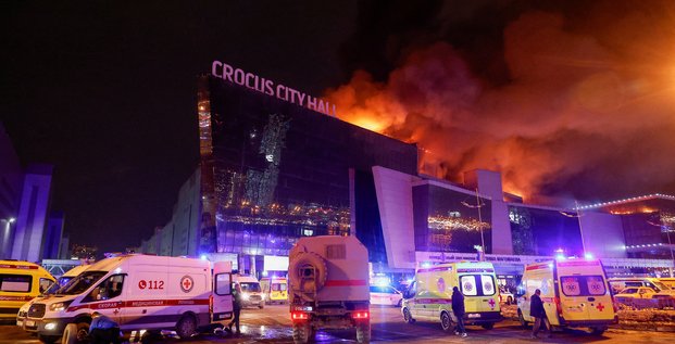 La salle de concert crocus city hall en feu a la suite d'une fusillade, moscou