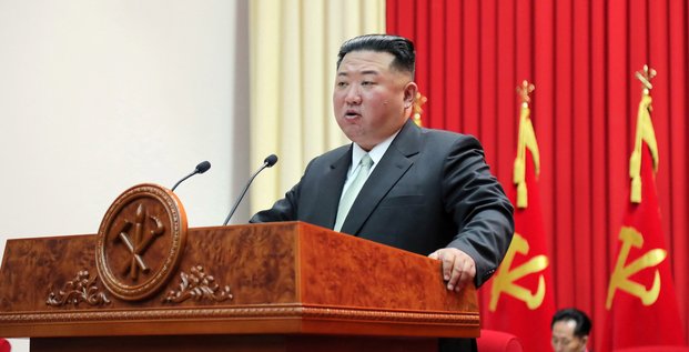 Le dirigeant nord-coreen kim jong un visite l'ecole centrale des officiers de pyongyang