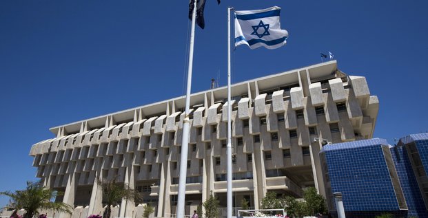 Un drapeau israelien flotte devant le batiment de la banque d'israel a jerusalem