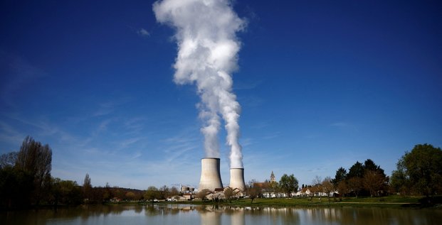 De la vapeur s'echappe des tours de refroidissement de la centrale nucleaire d'electricite de france (edf) a civaux