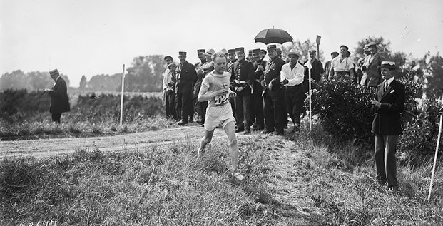Le Finlandais Paavo Nurmi le 12 juillet 1924, lors du cross-country à Colombes.