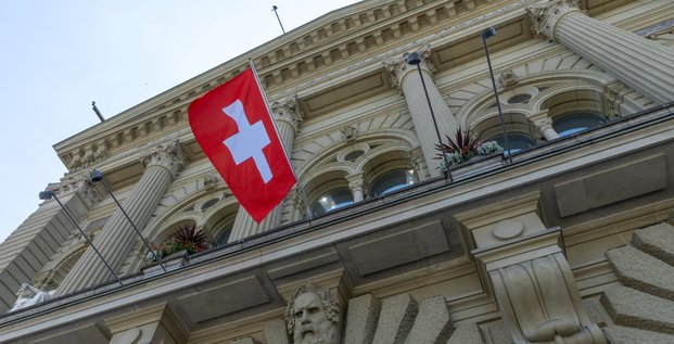 Le drapeau suisse, sur la facade du parlement a berne