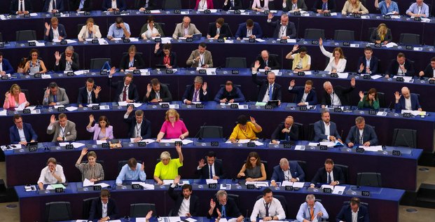 Des membres du parlement europeen votent a starsbourg