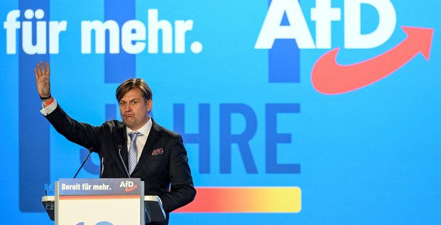 Maximilian krah devant l'assemblee electorale europeenne 2023 de l'alternative pour l'allemagne (afd)