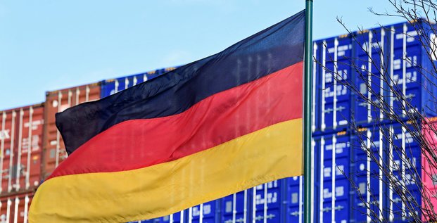 Un drapeau allemand dans le port de hambourg