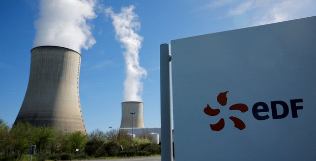 Photo d'archives: le logo d'edf devant les tours de refroidissement a l'entree du site de la centrale nucleaire a civaux