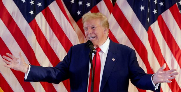 Donald trump fait des gestes alors qu'il s'exprime lors d'une conference de presse a la trump tower a new york