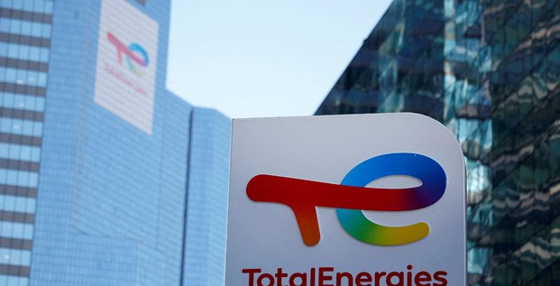 Logo de totalenergies dans une station de ravitaillement pour vehicules electriques pres de paris