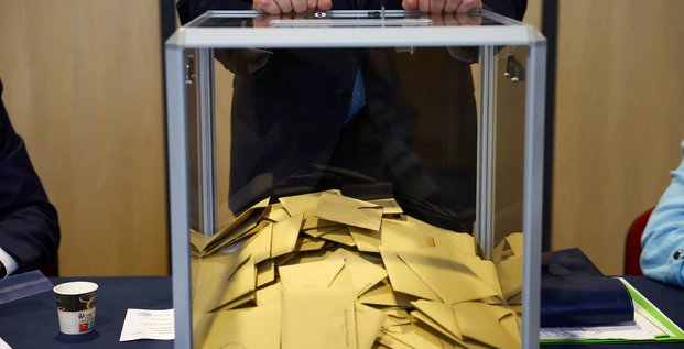 Un agent electoral se tient devant une urne lors de l'election du parlement europeen, au touquet-paris-plage