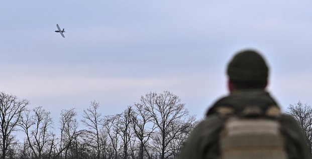 Un militaire ukrainien controlant un drone de reconnaissance, en ukraine