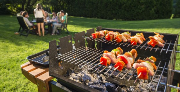 Barbecue : comment choisir un modèle à charbon pour cet été