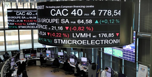 Le cours de l'indice boursier francais cac 40 et des informations sur le cours des actions des societes sont affiches sur des ecrans suspendus au-dessus de la bourse de paris, exploitee par euronext nv, dans le quartier d'affaires de la defense a paris.