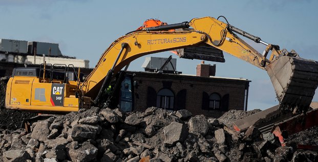 Une pelleteuse caterpillar sur un chantier de construction pres du port de new york