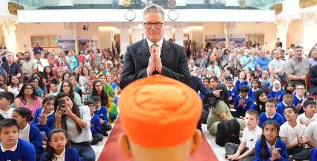 Sir Keir Starmer, leader du parti de gauche, en visite au temple hindou Shree Swaminarayan Mandir à Londres, le 28 juin.